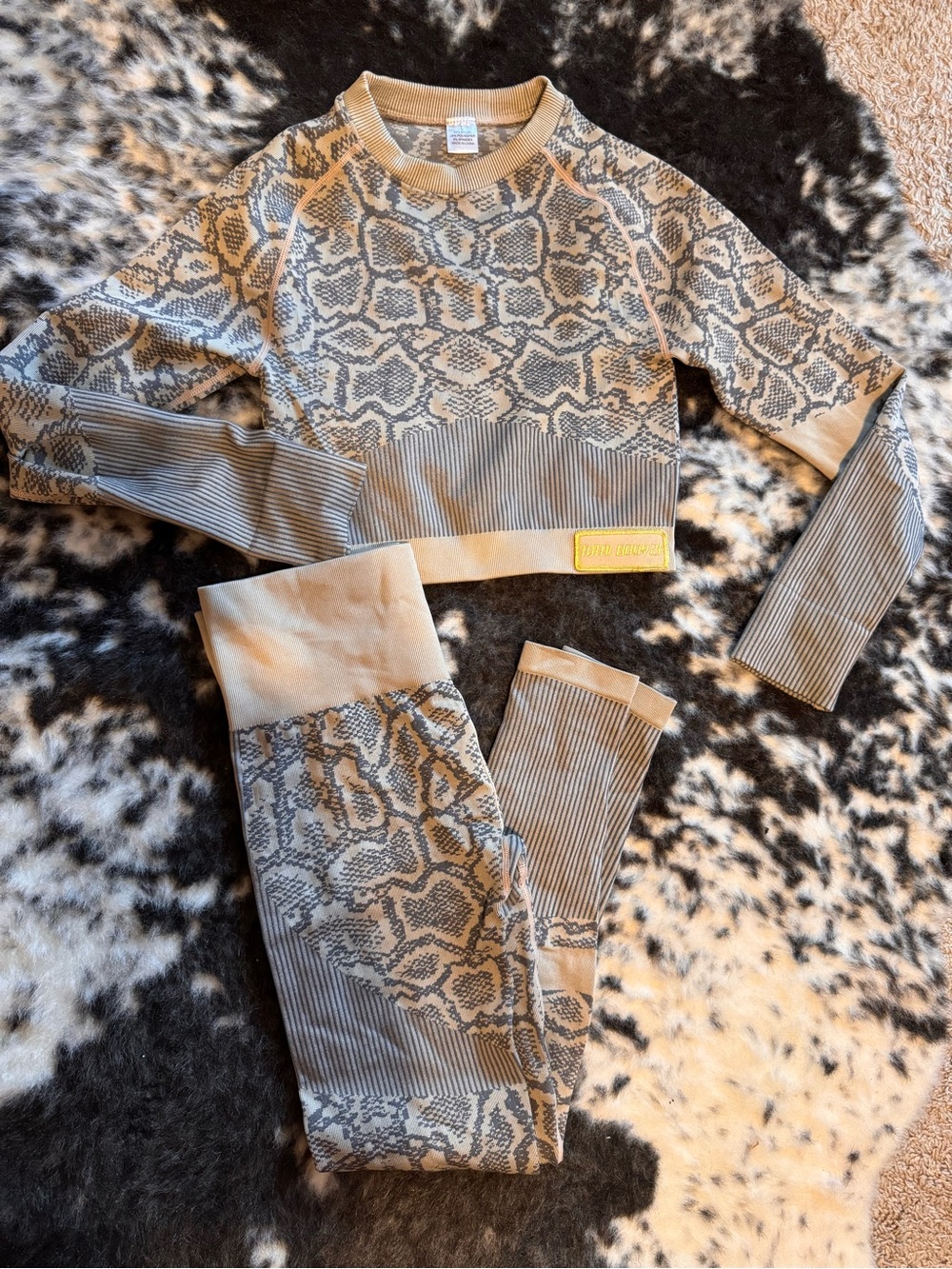 Beige & Gray Snake Print Seamless w/ matching top. Size large